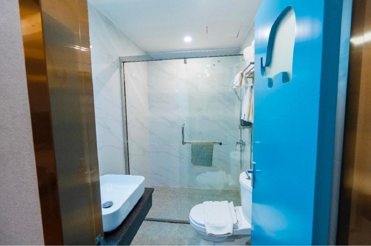 Sapphire Hotel Silom Bangkok Exterior photo A shower cubicle in a hotel bathroom