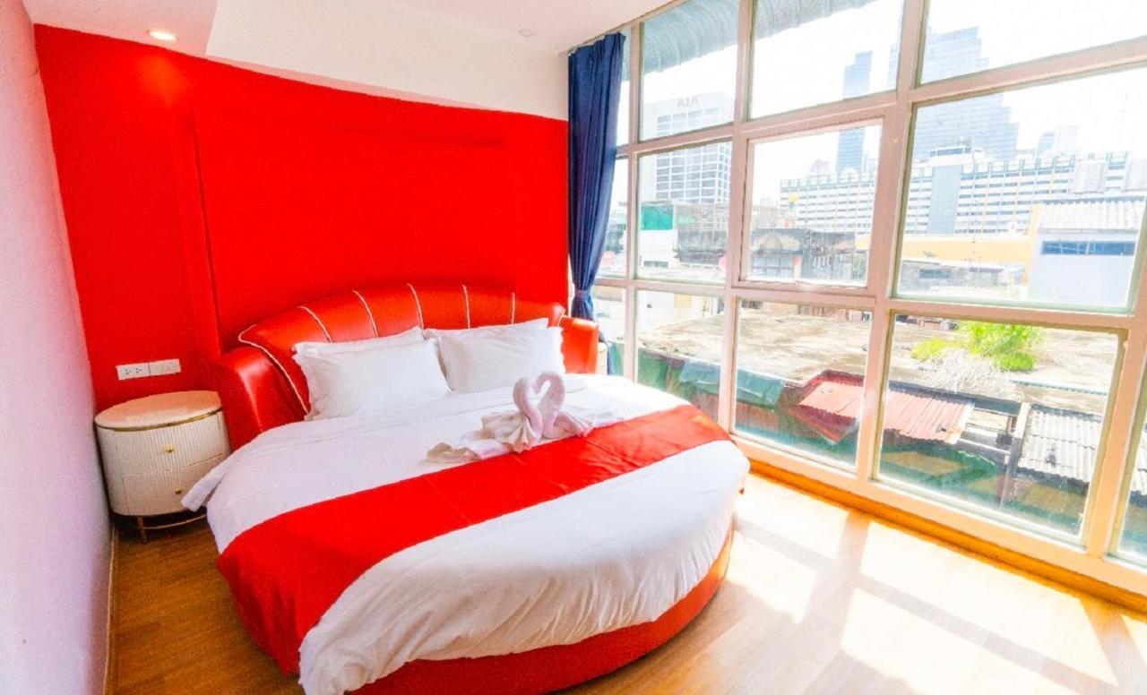 Sapphire Hotel Silom Bangkok Exterior photo A room at the hotel