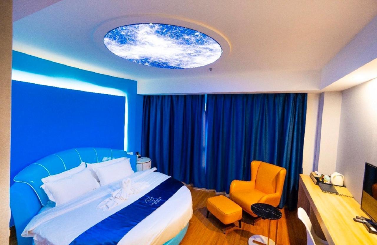 Sapphire Hotel Silom Bangkok Exterior photo A room at the hotel