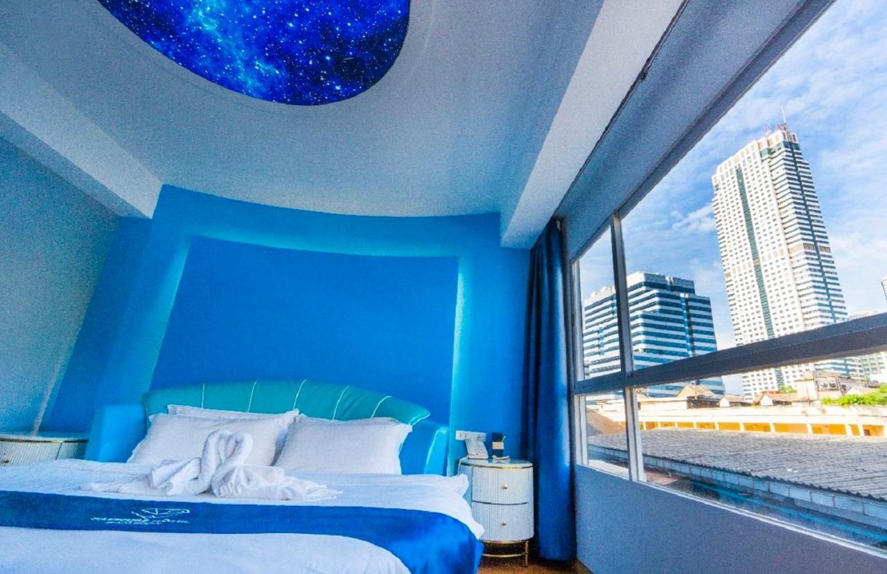 Sapphire Hotel Silom Bangkok Exterior photo A room at the hotel