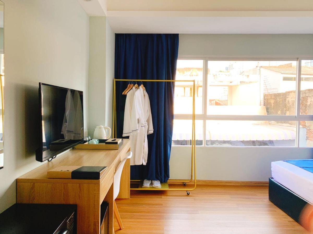 Sapphire Hotel Silom Bangkok Exterior photo A room at the hotel