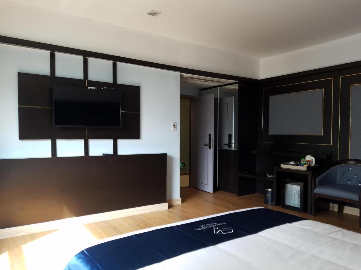 Sapphire Hotel Silom Bangkok Exterior photo A room at the hotel