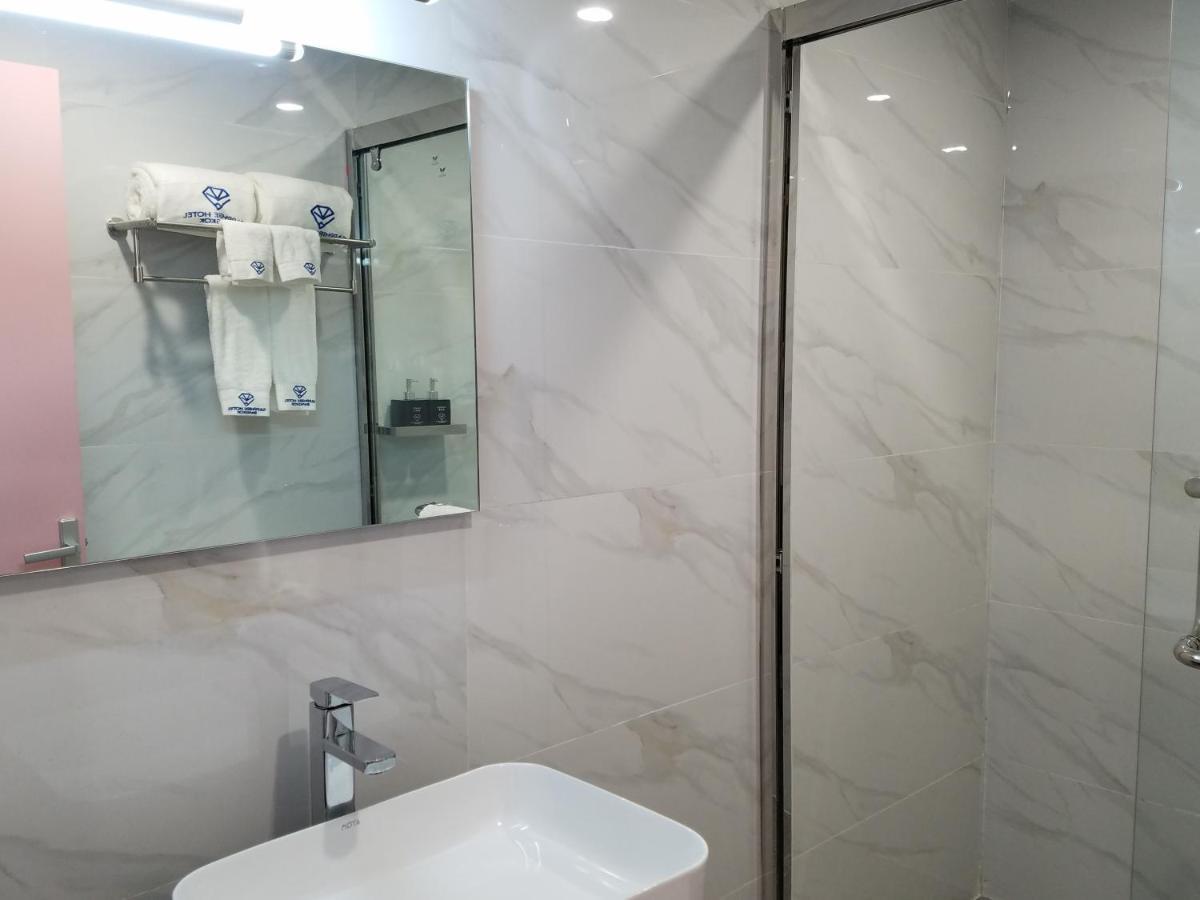 Sapphire Hotel Silom Bangkok Exterior photo Bathroom